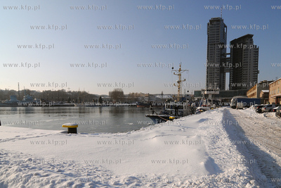 Zima w Gdynskim porcie i okolicy. Nz. Apartamentowiec...