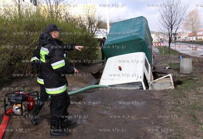 Awaria wodociagowa na skrzyzowaniu ul. Morskiej i Krynickiej...