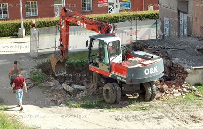 Wyburzanie starej, niedzialajacej przyblokowej kotlowni...