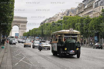 Przejazd ulicami Paryza zabytkowych i unikalnych samochodow...