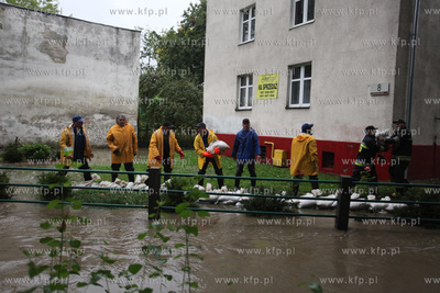 W wyniku duzych opadow deszczu doszlo do przerwania...
