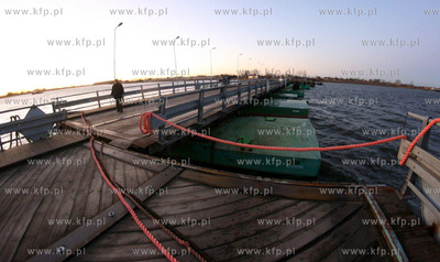 Nocna wichura uszkodzila most pontonowy w Sobieszewie....