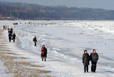 Sopot. Zimowa sceneria na plazy i sopockim molo. 16.02.2012...