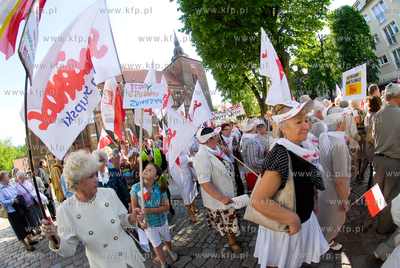 Slupsk. Manifestacja w obronie TV Trwam. Wzielo udzial...