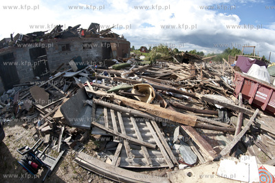 W wyniku trąby powietrznej, która przeszła nad ...