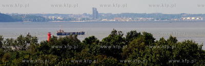 Statek zacumowany na redzie gdanskiego portu, w oddali...