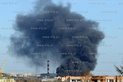 Pozar hali magazynowej na ulicy Hutniczej w Gdyni....