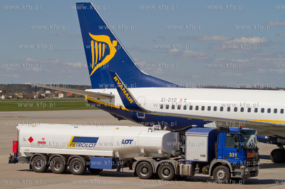 Port Lotniczy Gdansk im. Lecha Walesy. Nz. Tankowanie...