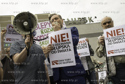 Protest mieszkancow Słupska przed dworcem PKP w sprawie...