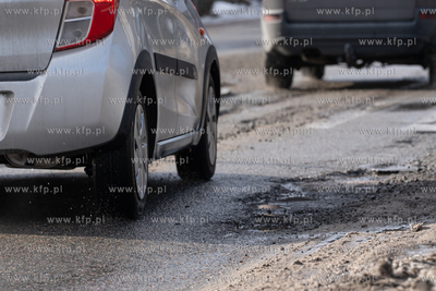Suchaninoi. Interwencujne łatanie dziur w drodze po...