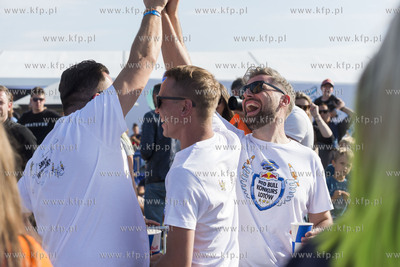 Red Bull Konkurs Lotów w Gdyni. Nz. Zwycięska drużyna...
