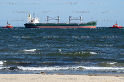 Gdańsk Brzeźno. Wejście na plażę nr 41. Holowanie...