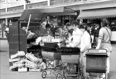 Stragan zwany" Zaba" przy ulicy Grunwaldzkiej w Gdansku...