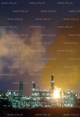 W Rafinerii Gdanskiej zapalil sie jeden ze zbiornikow...