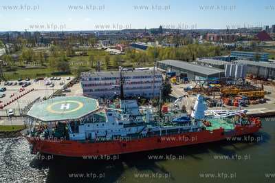 Lotos Petrobaltic, na pierwszym planie statek St. Barbara....