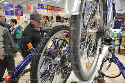 Oficjalne otwarcie dla klientow centrum handlowego...