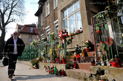 Gdansk Wrzeszcz. Znicze i kwiaty pod biurem poselskim...