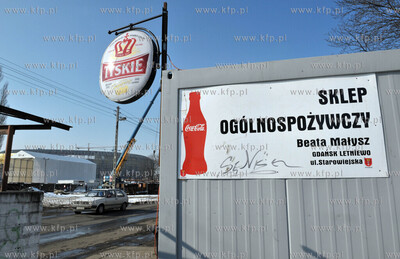 Gdansk, Letnica. Reklama sklepu ogolnospozywczego na...