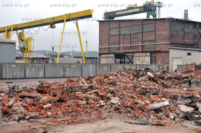 Stocznia Gdanska SA. Wyburzanie starych budynkow. 20.07.2011...