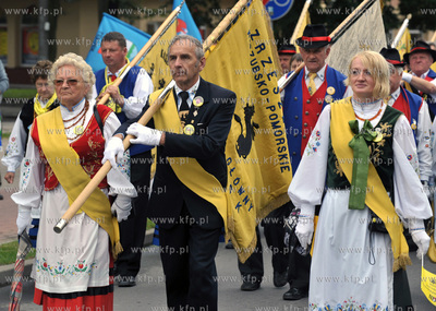 XIII Swiatowy Zjazd Kaszubow w Leborku. Barwny korowod...