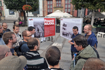 Otwarcie wystawy plenerowej "Powrot Majora" na Dlugim...