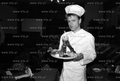Kucharz restauracji Trakia w Gdansku Zabiance. 19.12.1993...