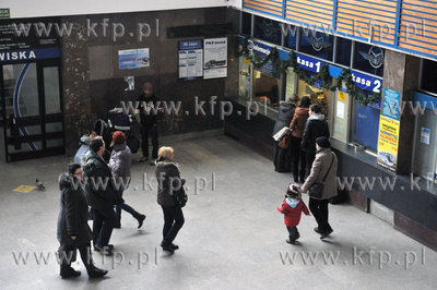 Dworzec autobusowy PKS w Gdansku. Hala dworca, informacja...