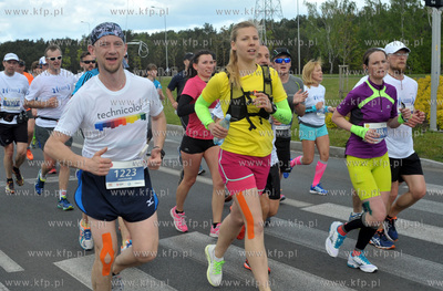 Zawodnicy na trasie I PZU Gdansk Maraton.Skrzyzowanie...