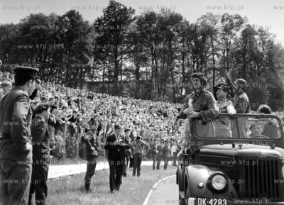 Bohaterowie serialu "Czterej pancerni i pies" na stadionie...