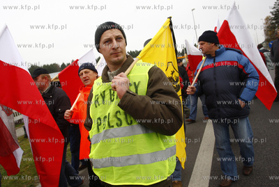 Keblowo. Rybacy blokuja droge krajowa nr 6. Jest to...