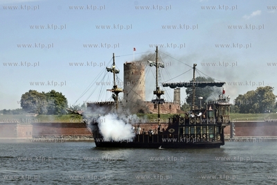 Inscenizacja bitwy morskiej w okolicy Twierdzy Wisloujscie....