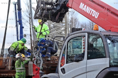 Zaladunek tarczy maszyny TBM , ktora drazy tunel pod...