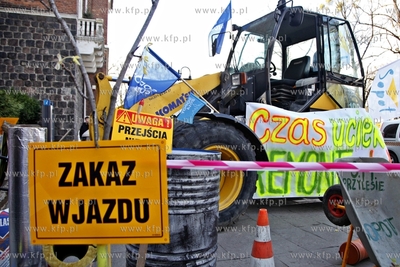 Urzad Miasta  w Sopocie. Happening dotyczacy remontu...