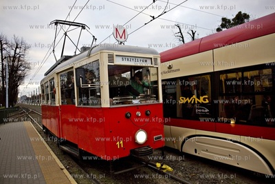 Mokołajkowy tramwaj typuN z 1952r. na trasie Strzyża...