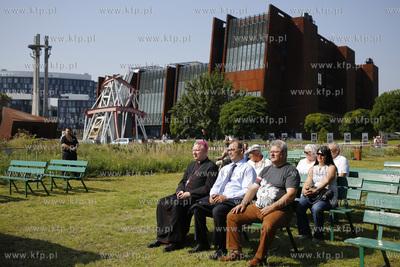 Gdańsk.  Piknik patriotyczny przy hali BHP. Nz. biskup...