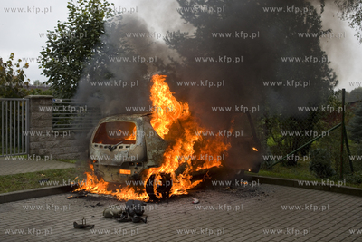 Płonące auto marki Fiat Seicento na ulicy Kobieli...