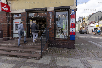 Pusty Deptak w Łebie po sezonie letnim. Sklep z pamiatkami....