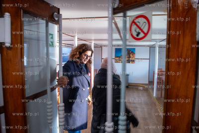 Testowy rejs promu F8, kursującego wzdłuż remontowanego...