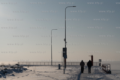 Zima na Mierzei Wiślanej. Zamarznięty Kanał przez...