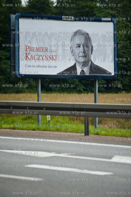 Przejazdowo. Droga krajowa nr 7. Bilblord wyborczy...