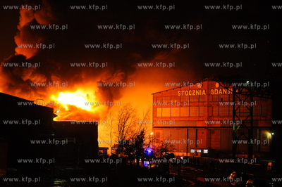 Gdansk. Pozar znajdujacej sie na terenie Stoczni Gdanskiej...