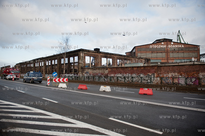 Gdansk. Dogaszanie doszczetnie spalonej hali produkcyjnej...