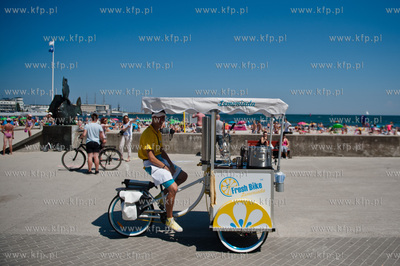 Gdynia. Upalny, sloneczny, wakacyjny dzien na plazy...