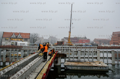 Gdańsk. Budowa zwodzonej kładki na wyspę Ołowianka....