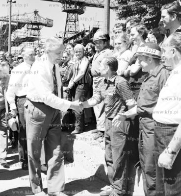 I sekretarz PZPR Edward Gierek wita się ze stoczniowcami...