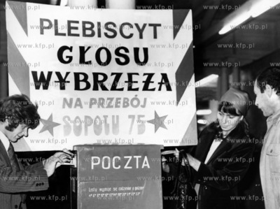 Milosnicy piosenki oddaja w Operze Lesnej swoje glosy...