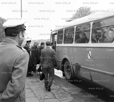 Wsiadanie do autobusu miejskiego marki jelcz popularnego...