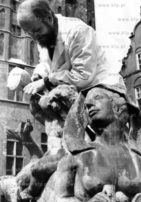 Konserwator zabytkow Waclaw Rasnowski podczas pracy...