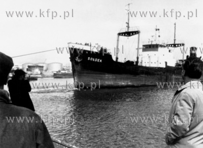 Rudowegloweic SS Soldek wplywa do gdanskiego portu....