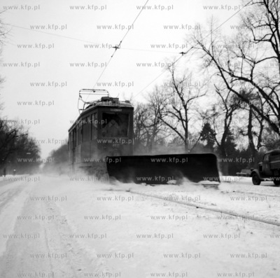 Tramwaj, plug sniezny na al. Zwyciestwa w Gdansku....